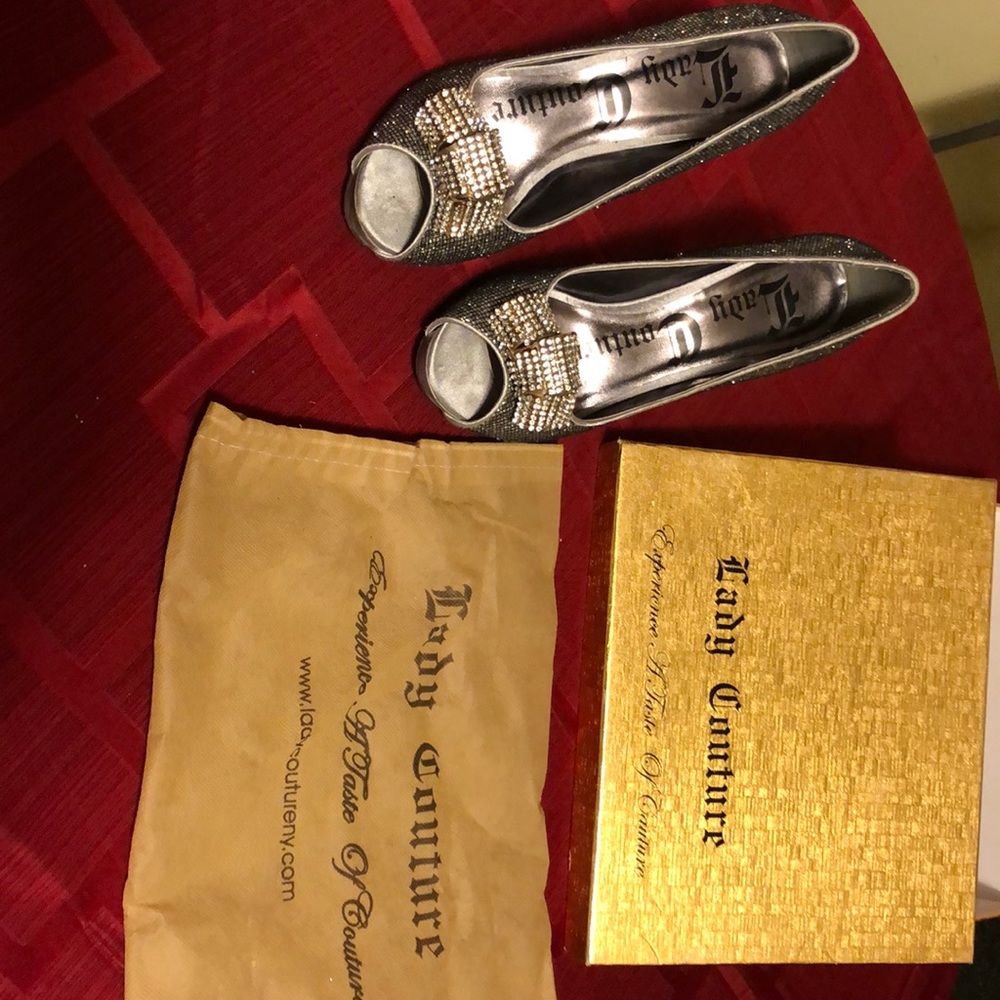 Size 39 beautiful rhinestone embellished heels.